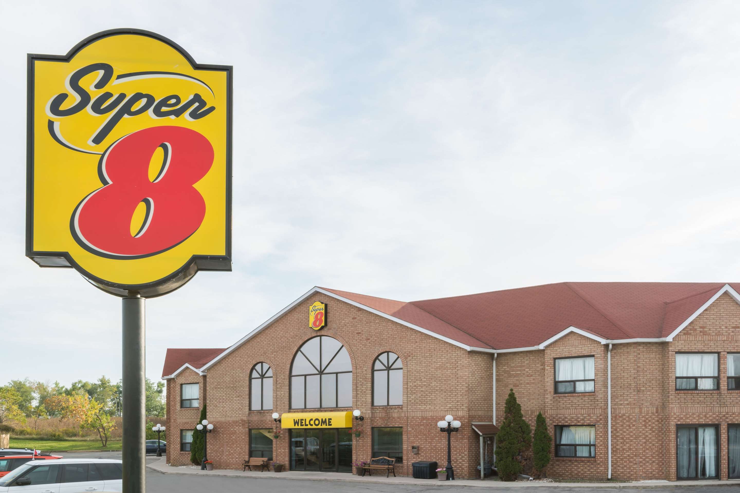 Super 8 by Wyndham Mt Hope Hamilton Intl Arpt ON - Tap to explore photos
