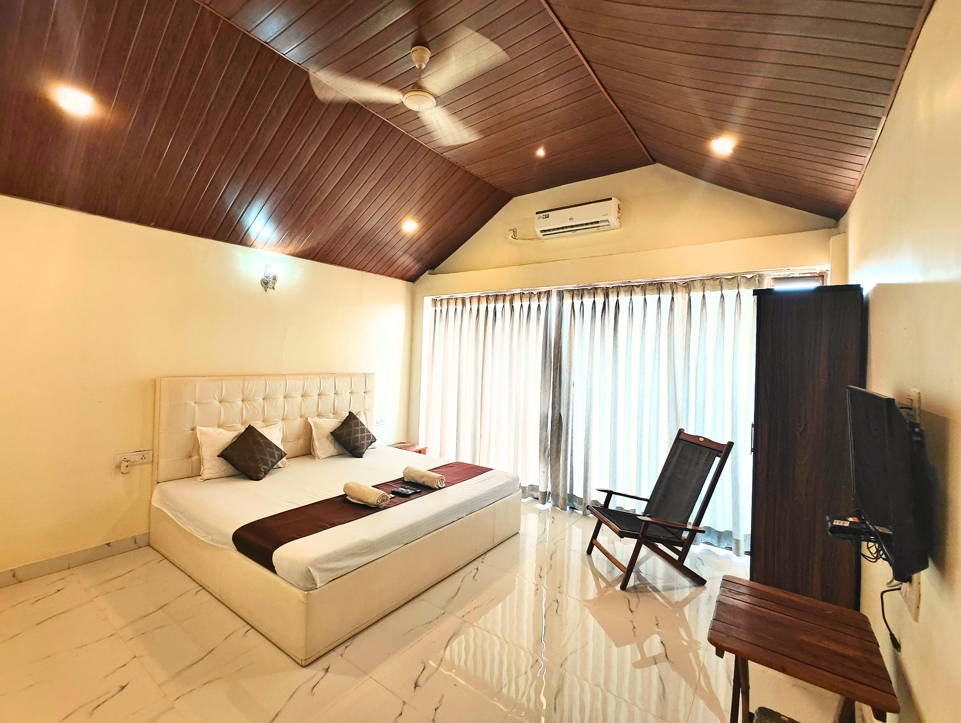 Luxury Room with Balcony and Lake View 1