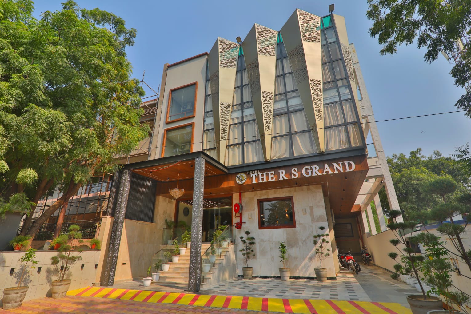 Hotel The R S Grand - Tap to explore photos