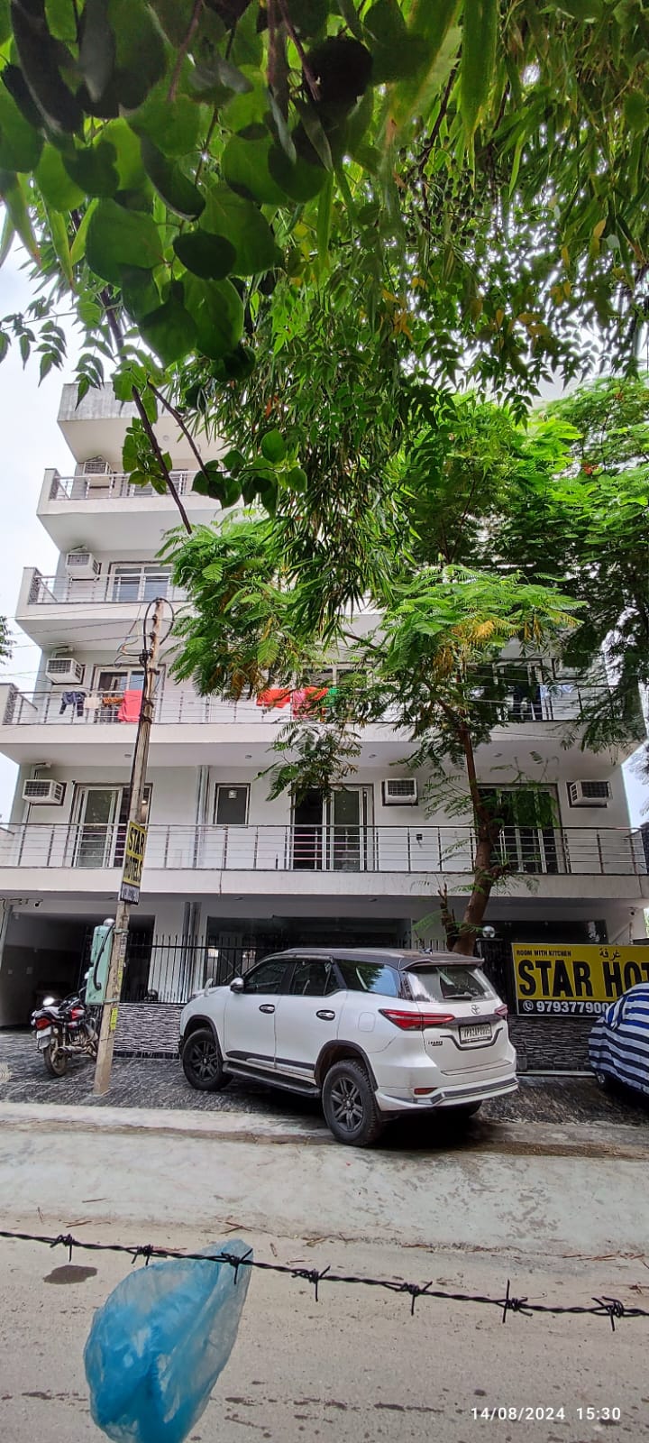 Star Hotels near Medanta Hospital - Tap to explore photos