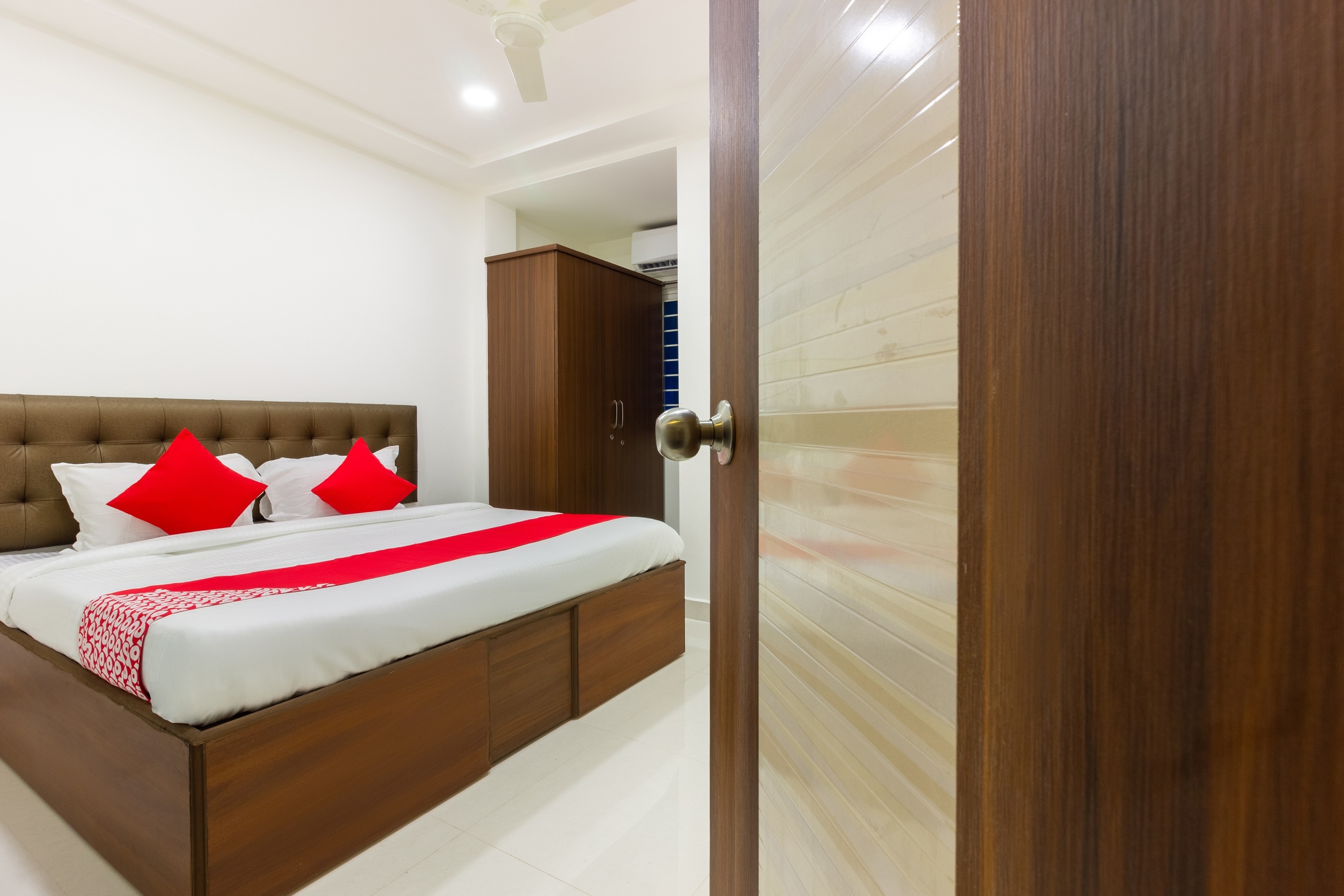 Super Hotel O Qualia Inn Kondapur Near Botanical Garden - Tap to explore photos