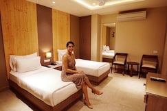 Five Elements Hotels Maplewood Premier - 3Kms from Railway Station, Haldwani, Haldwani