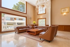 The Majestic Crown, Ooty