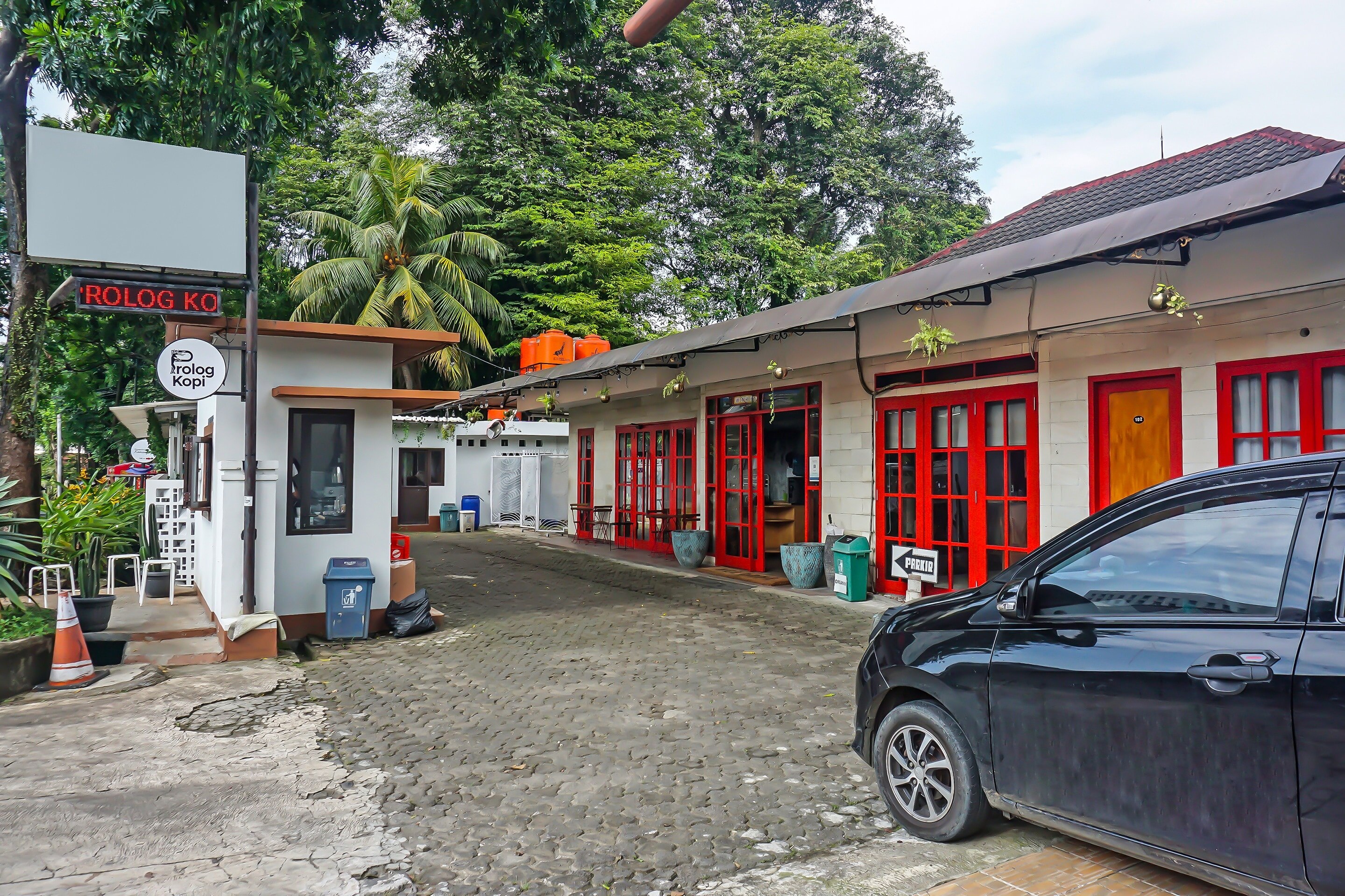 Super OYO 92134 Bogor Guest House - Tap to explore photos