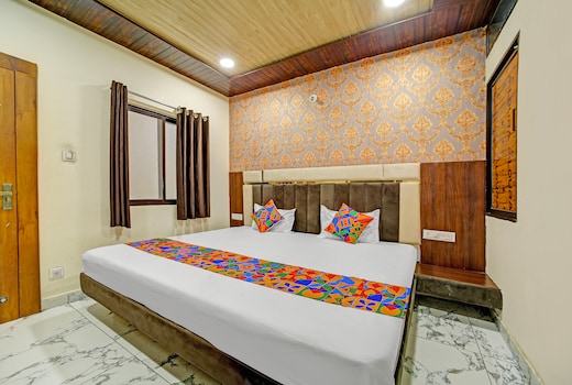 FabHotel Starlight Inn - 1.8km to Mahakaleshwar Jyotirlinga Temple