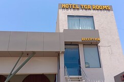 HOTEL TGR ROOMS, Navsari