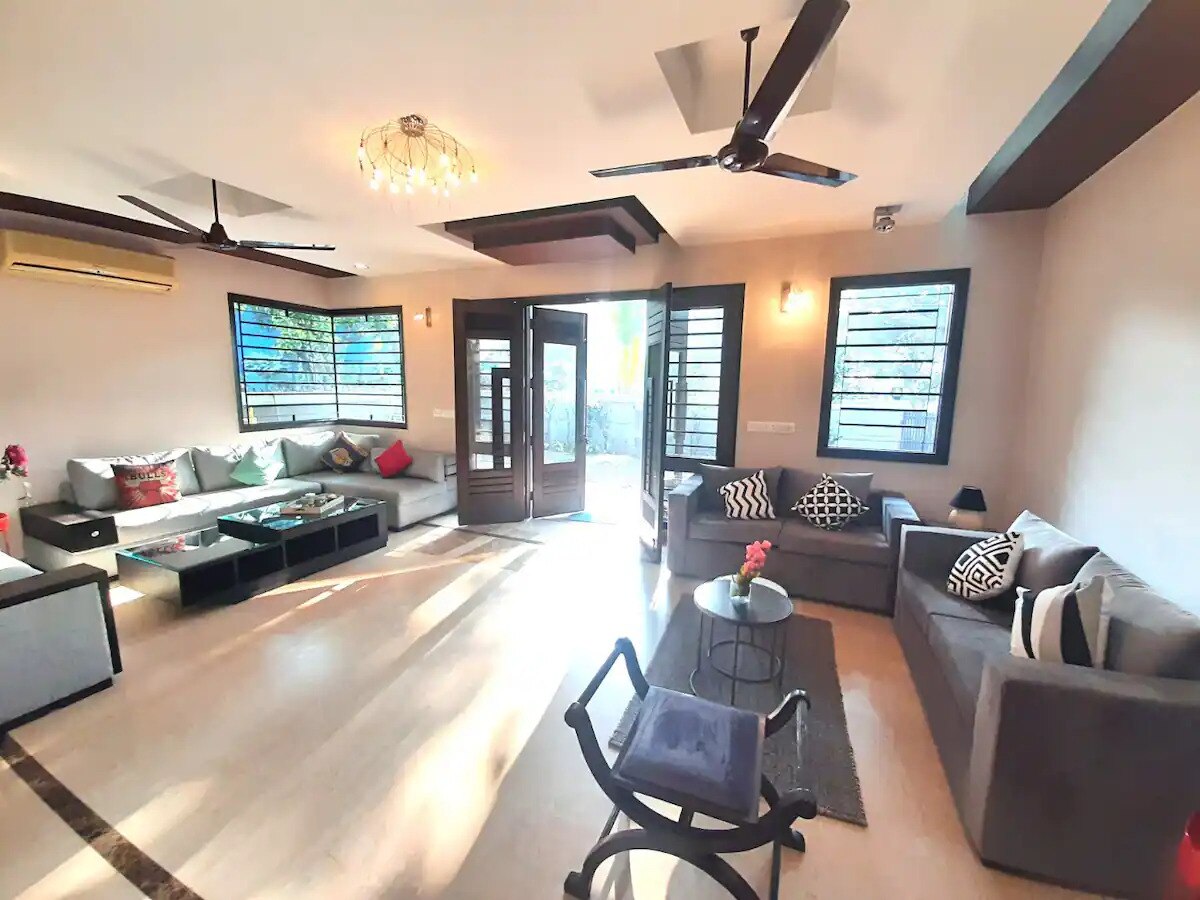 4 BHK Luxury Villa near Galleria Market | Gurugram - Tap to explore photos