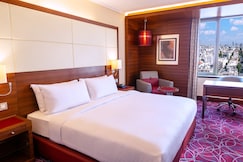 كراون بلازا عمان فندق تابع لمجموعة فنادق آي إيتش جي, عمان