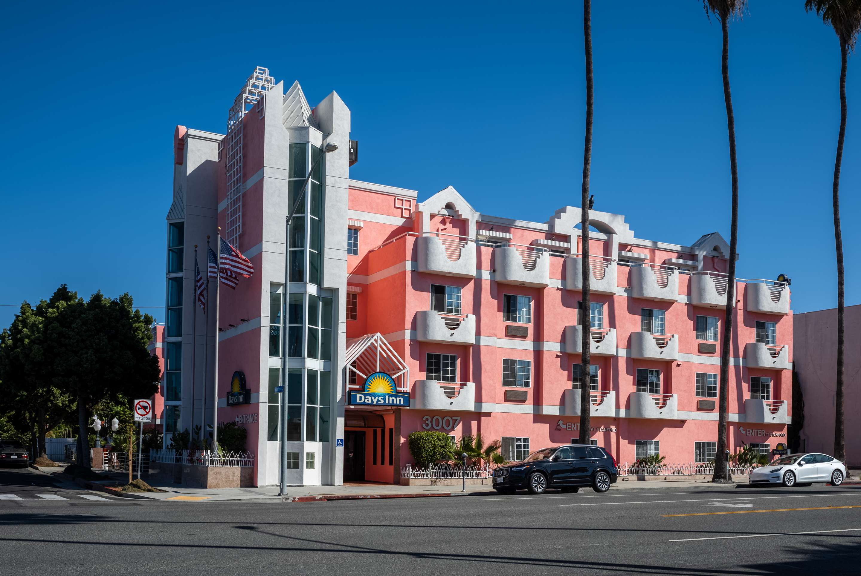 Days Inn by Wyndham Santa Monica - Tap to explore photos