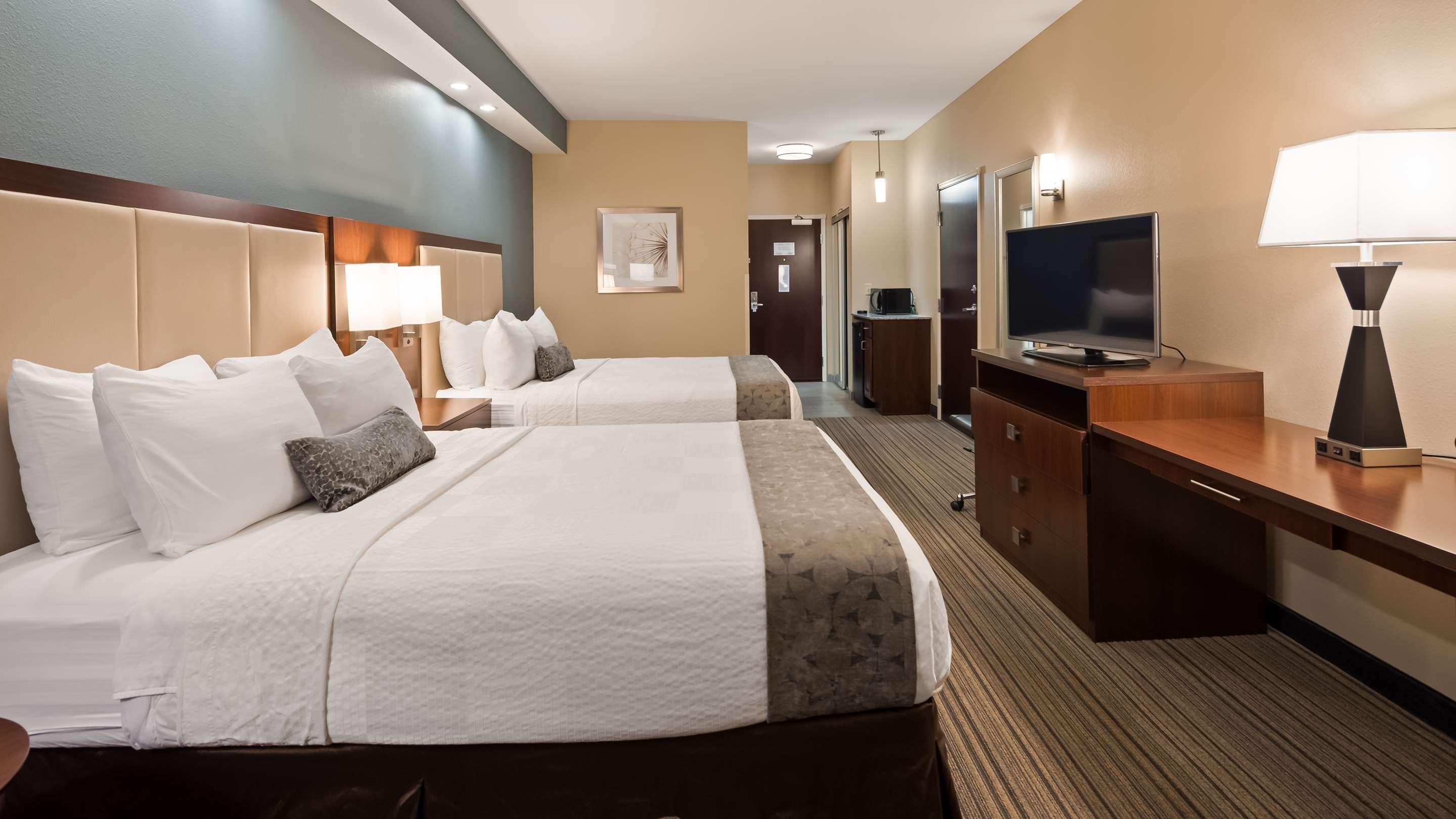 Best Western Plus Boardman Inn & Suites - Tap to explore photos