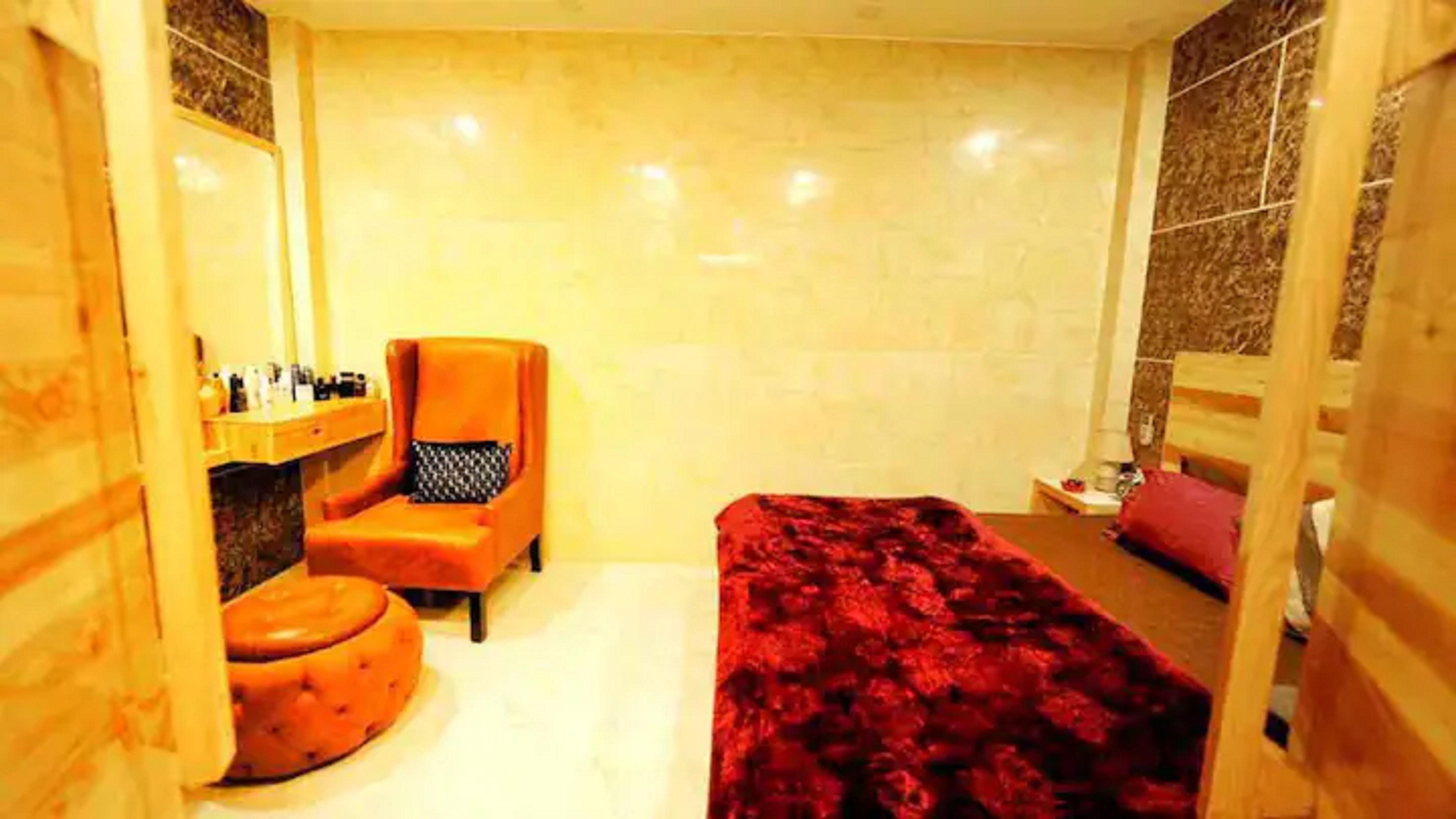 Lovely 1 Bedroom Apartment in New Delhi - Tap to explore photos