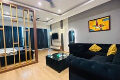Modern Studio Stay Comfort Convenience, Greater Noida