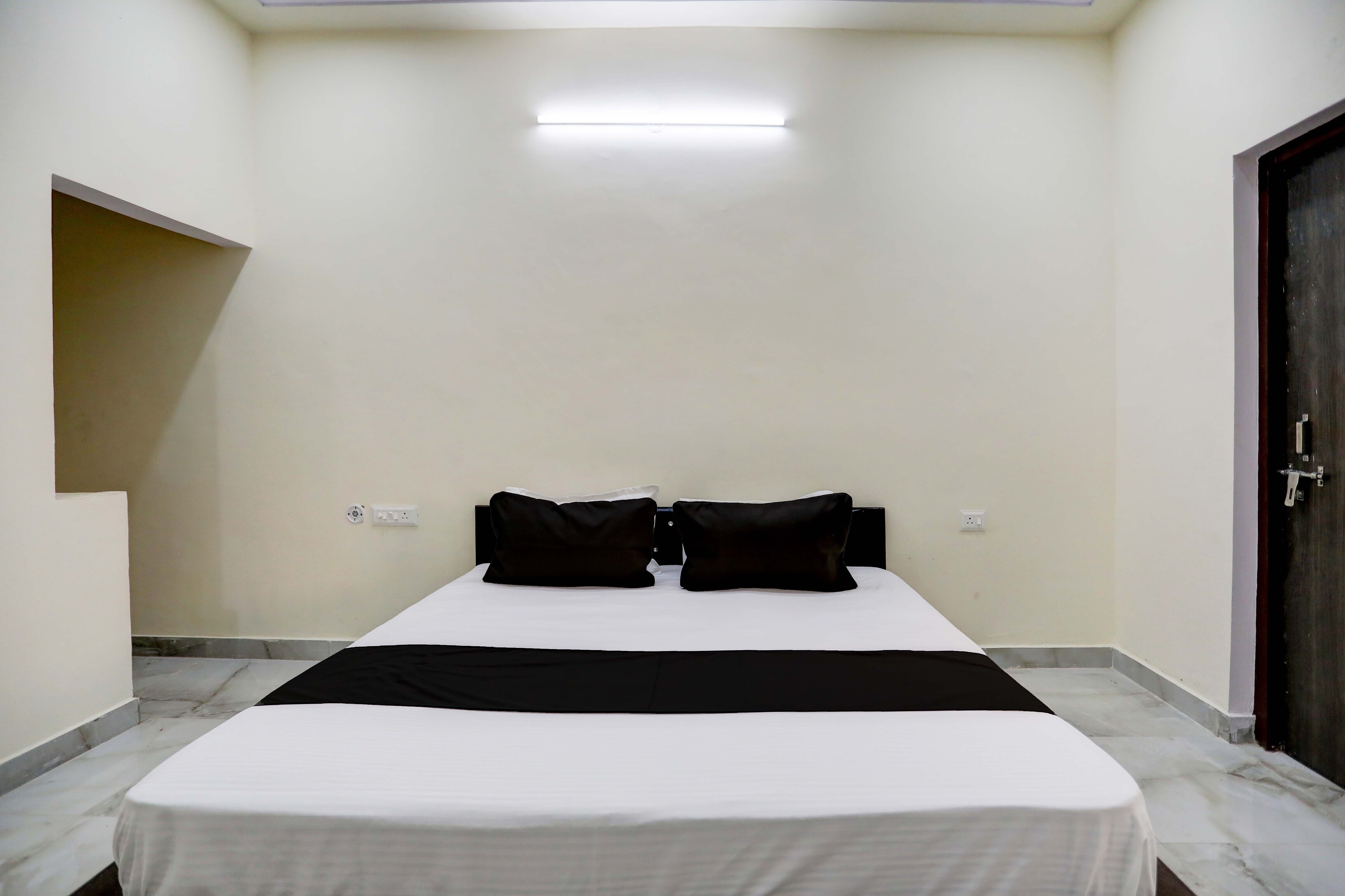 OYO 820780 HOTEL DIVINE - Tap to explore photos