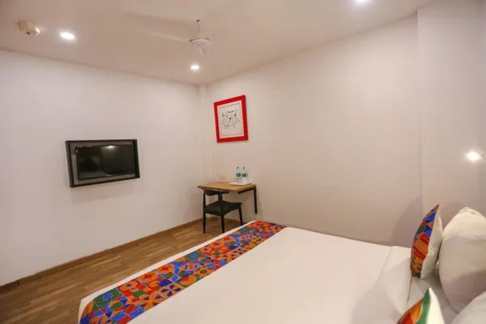 FabHotel Sharveen Classic Inn 5