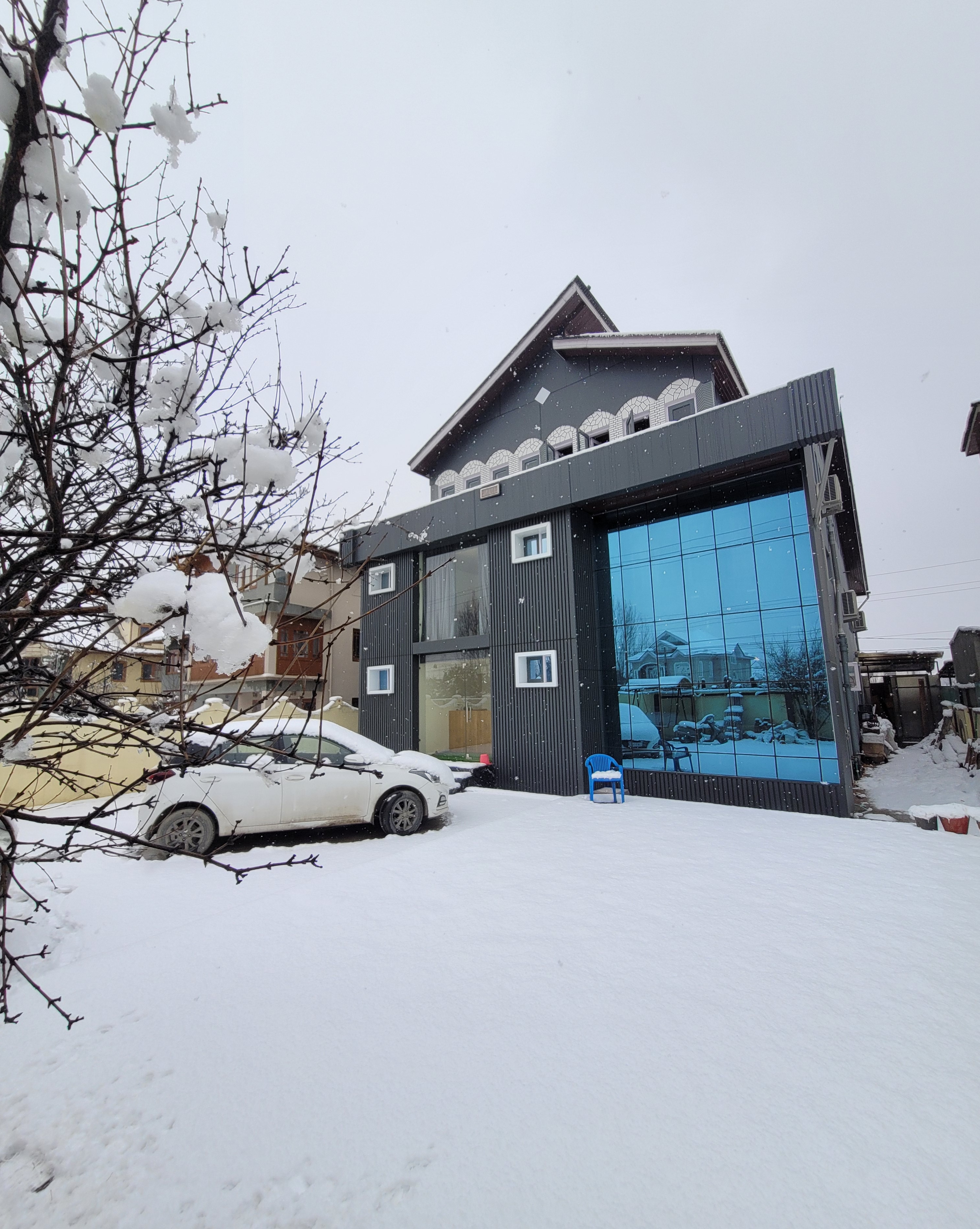 Hotel De Villaz Luxury Nearby Srinagar Airport - Tap to explore photos