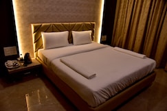 Hotel Royal Executive ( 23 Km from Vitthal Temple ), Mohol