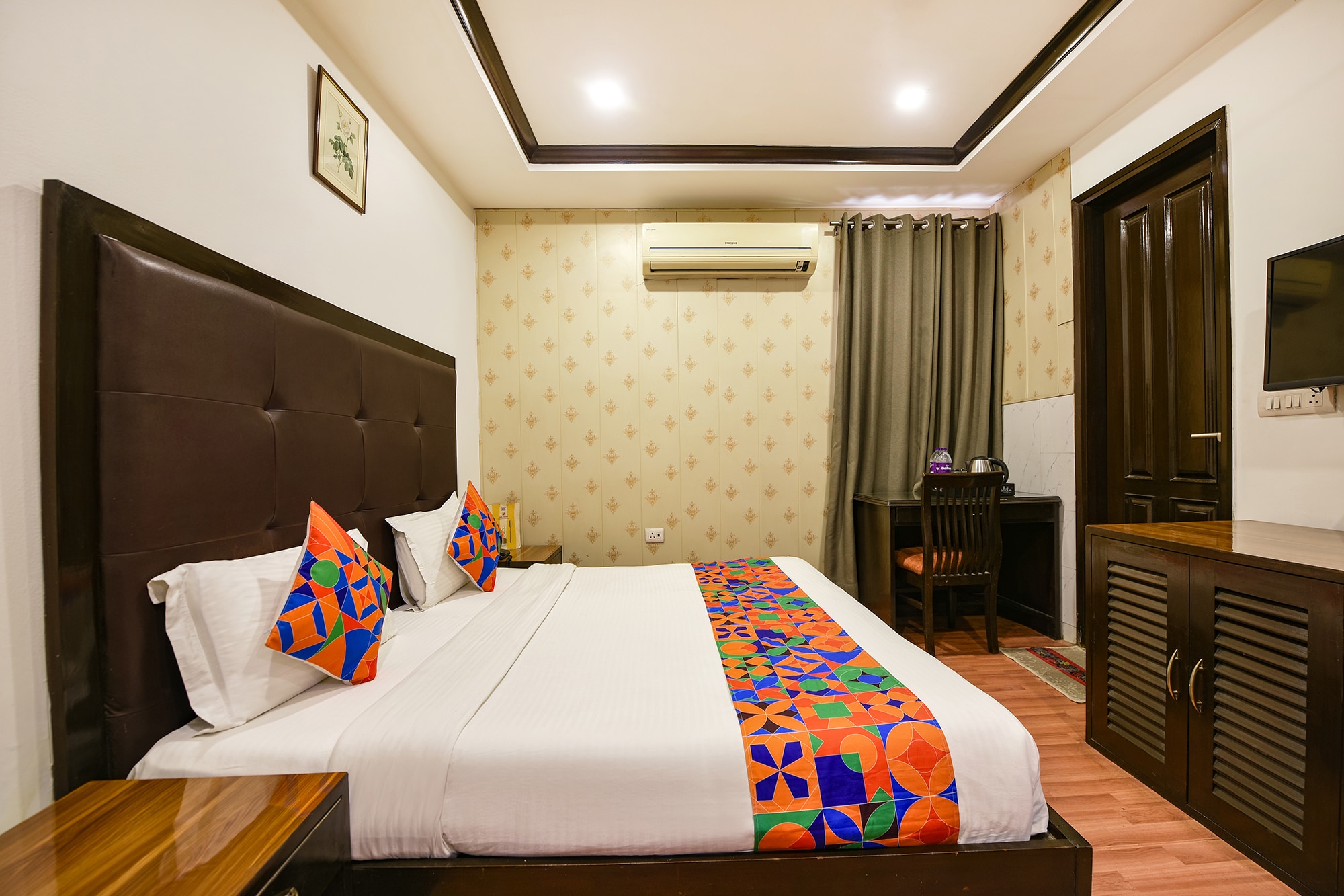 FabHotel Africa Avenue Stayz - Near Bhikaji Cama Palace - Tap to explore photos