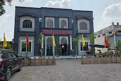 The Dollar Hotel & Resort, Bayana