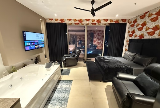 Black Jacuzzi 17th Floor With Recliners