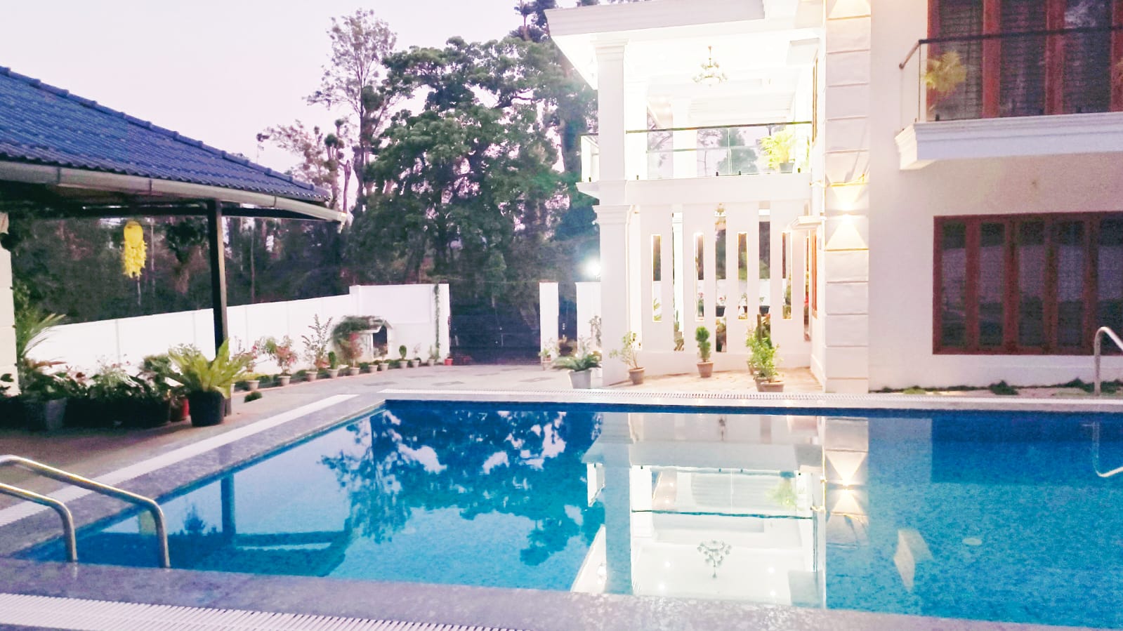 White House Home Stay - Tap to explore photos