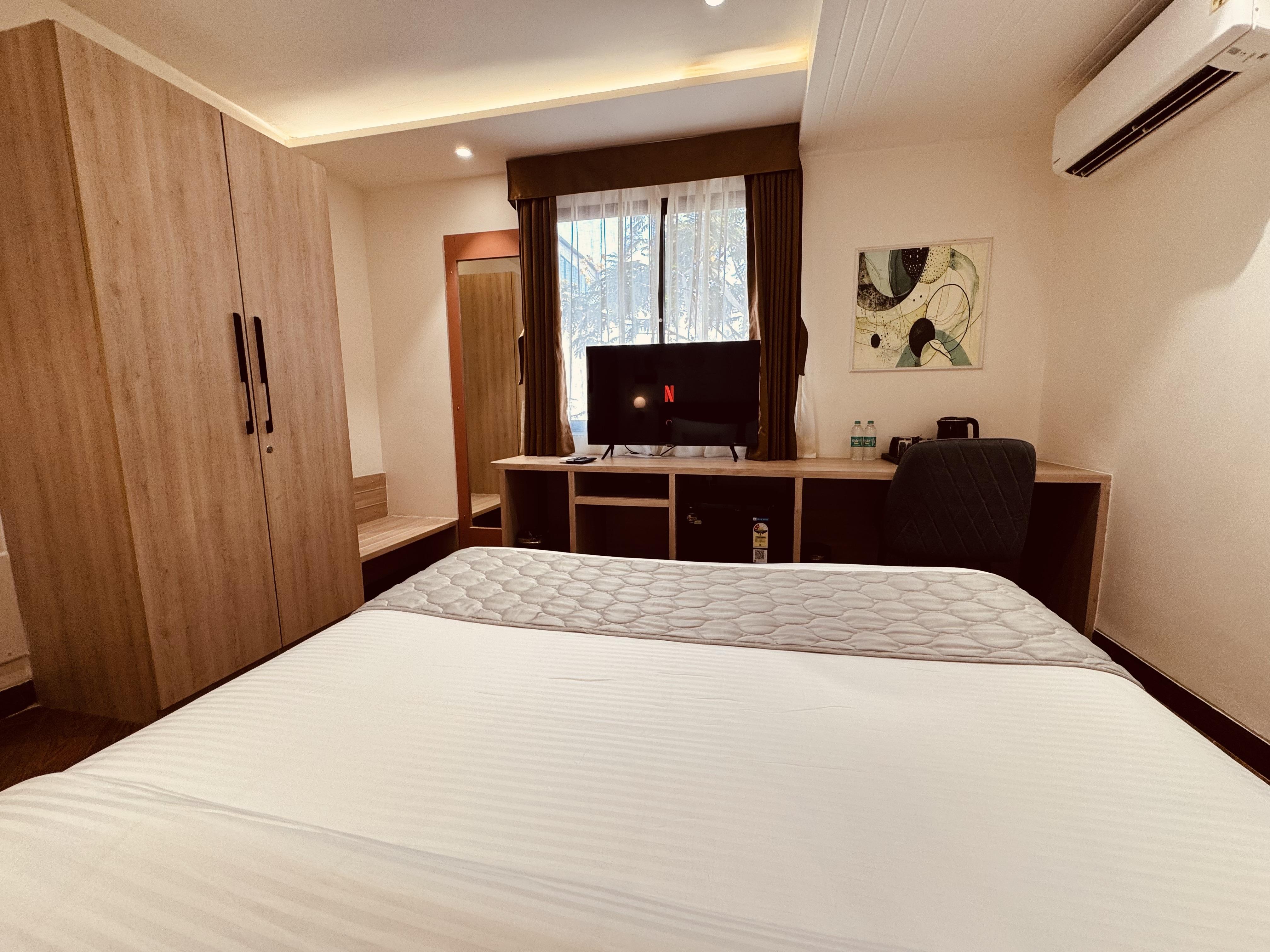 Hotel Mumbai House Vijay Nagar Nr Brilliant Convention Center - Tap to explore photos