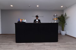 Super Townhouse Rudra Inn Near Chhatarpur Metro Station, Hapur