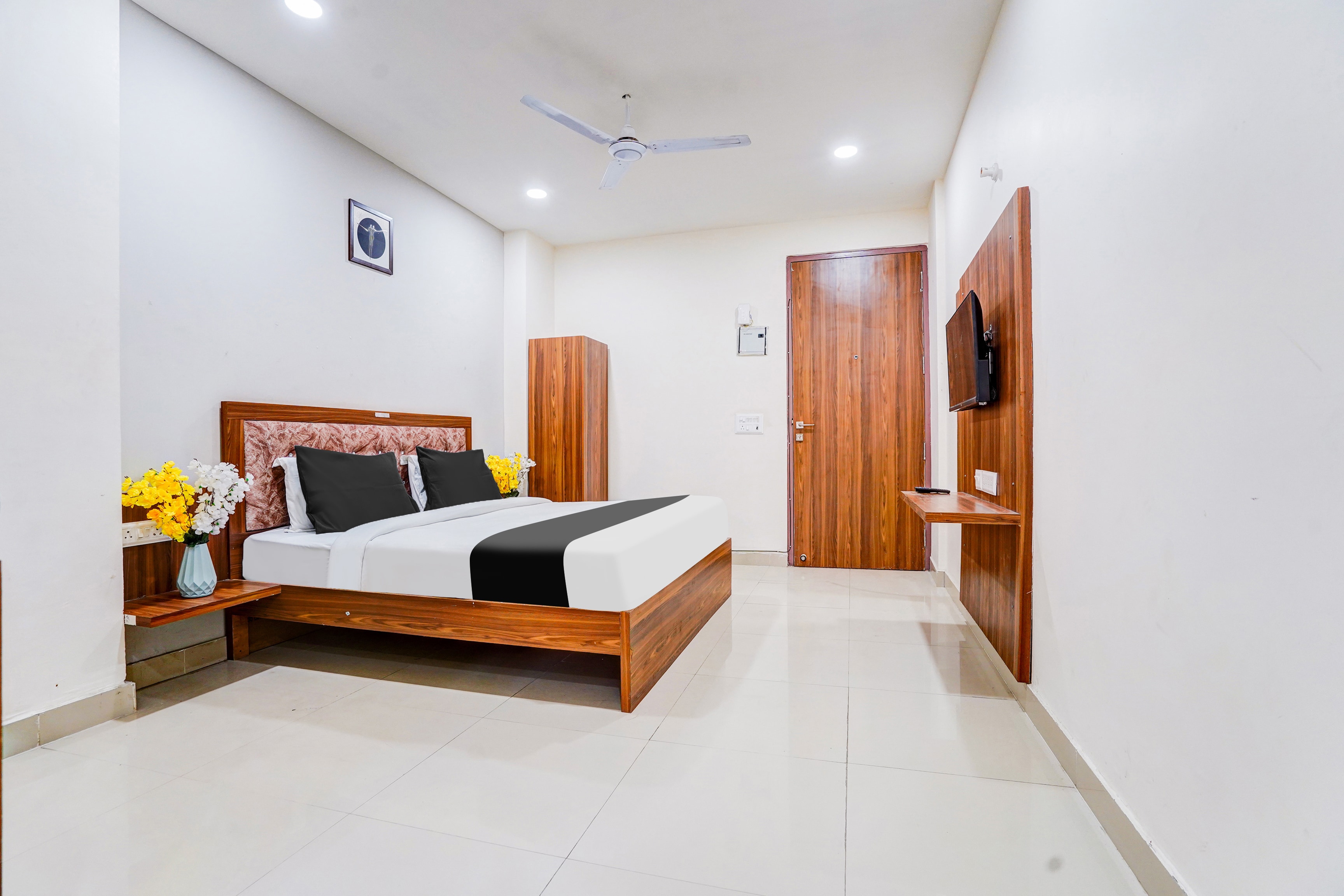 Super Collection O Sector 104 Noida - Tap to explore photos