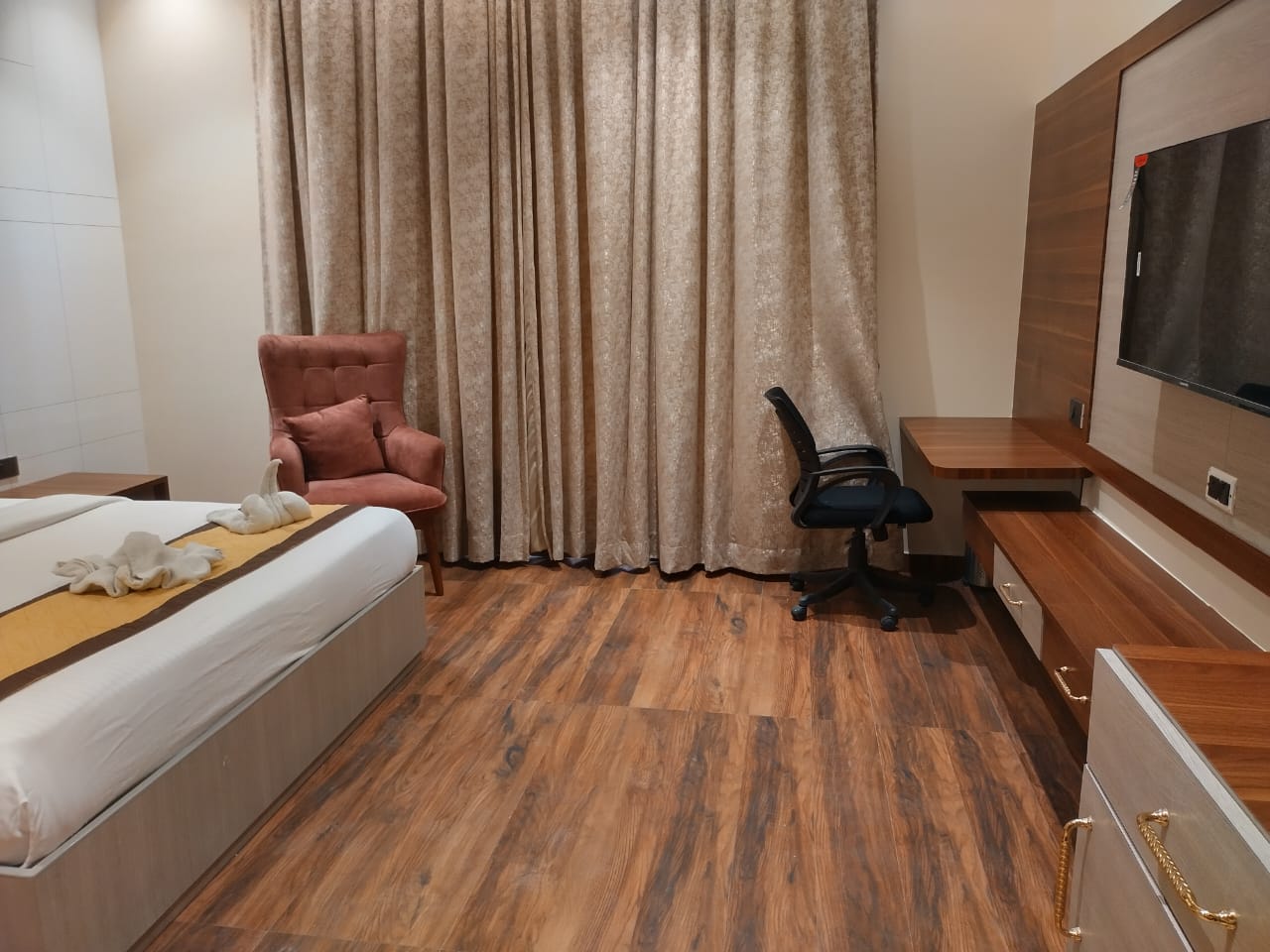 FOUR LEAF HOTEL - AKOSHA, VARANASI - Tap to explore photos