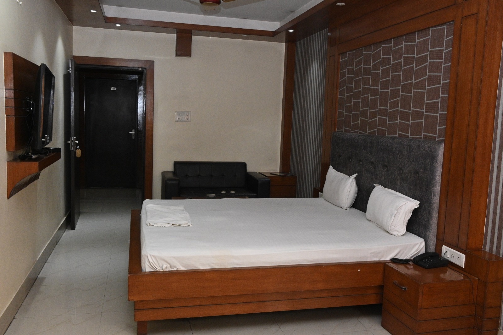 Hotel anamika - Tap to explore photos