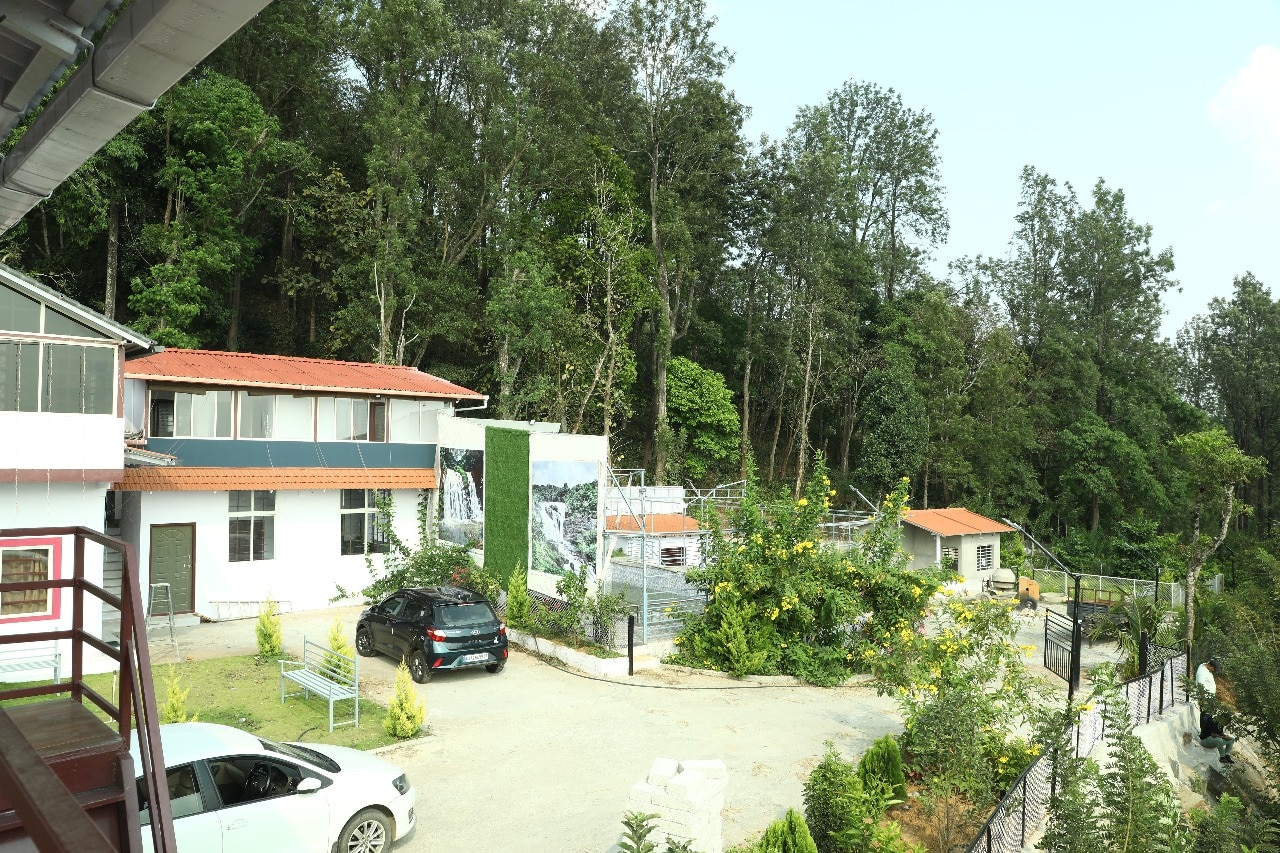 Hilltop Paradise Homestay - Tap to explore photos