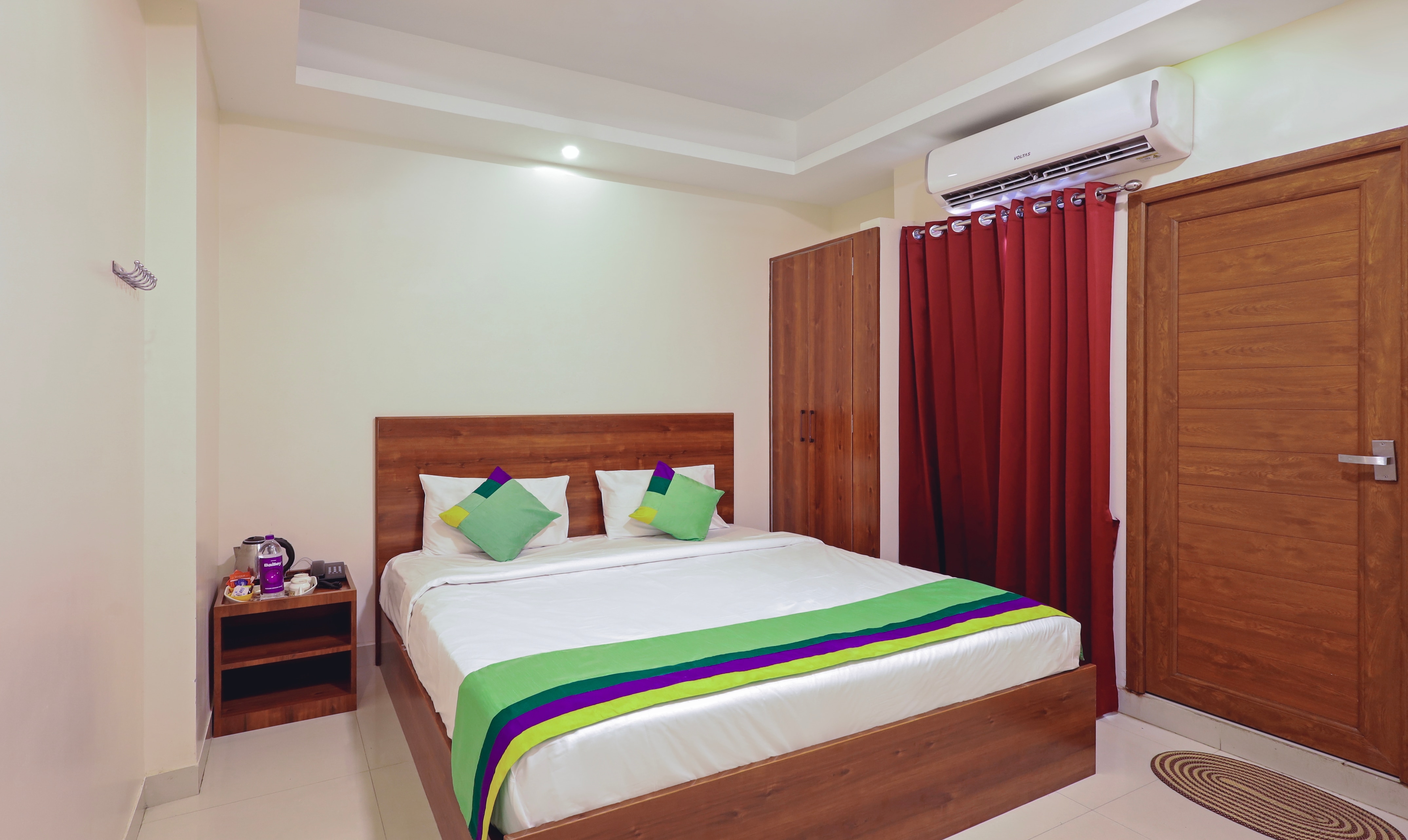 Itsy Hotels Elite Inn - Tap to explore photos
