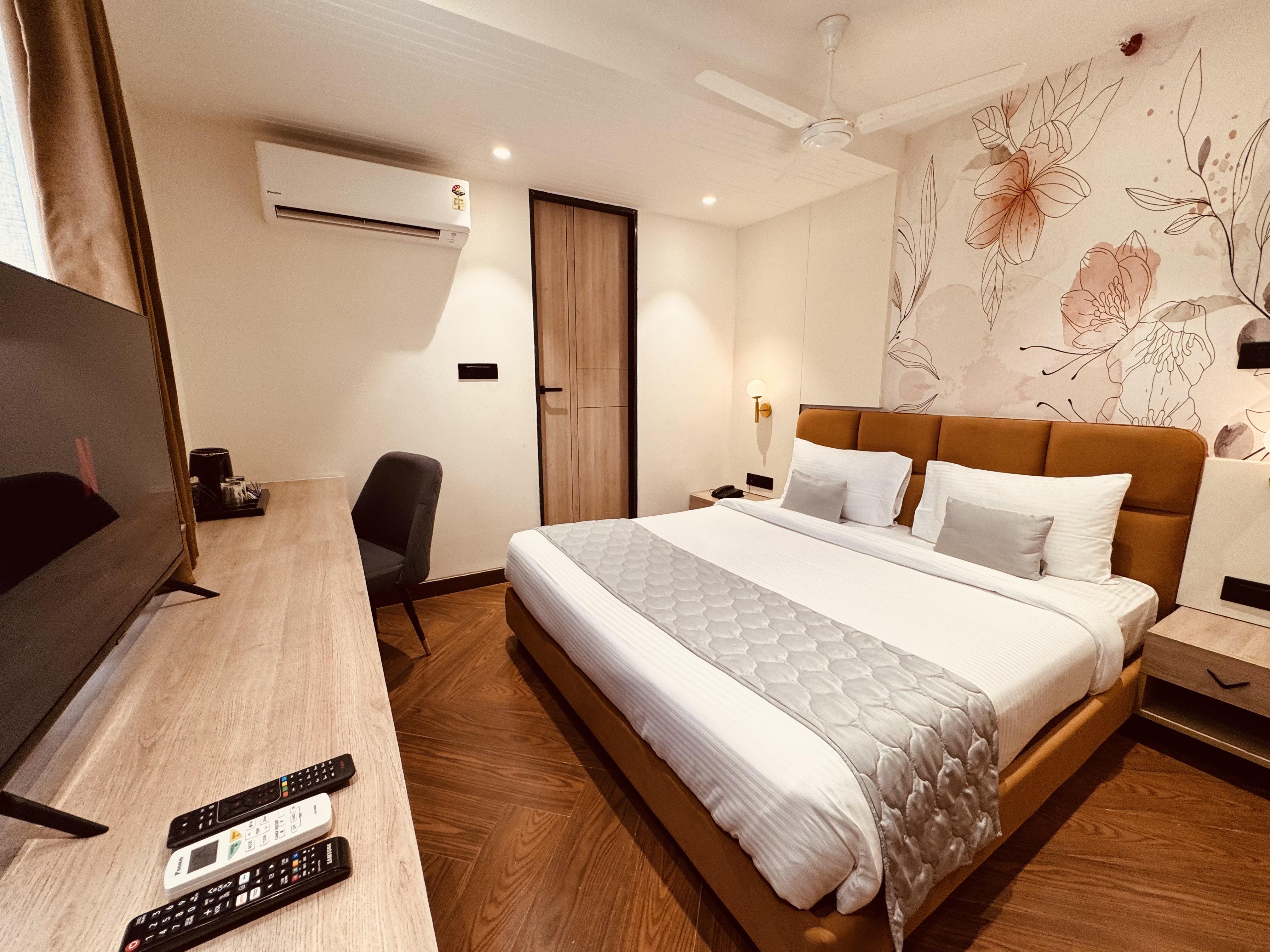 Hotel Mumbai House Vijay Nagar Nr Brilliant Convention Center - Tap to explore photos