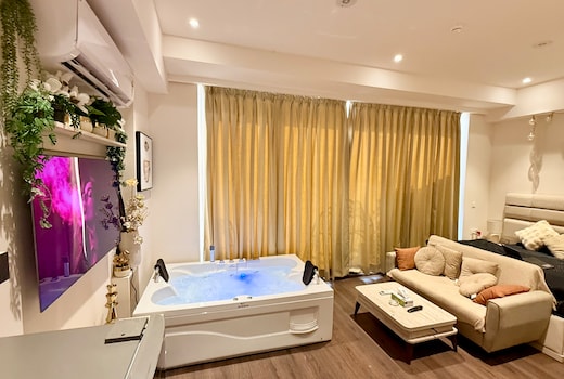 Sundowner Jacuzzi Hive 6 Studios Key Garden Patio