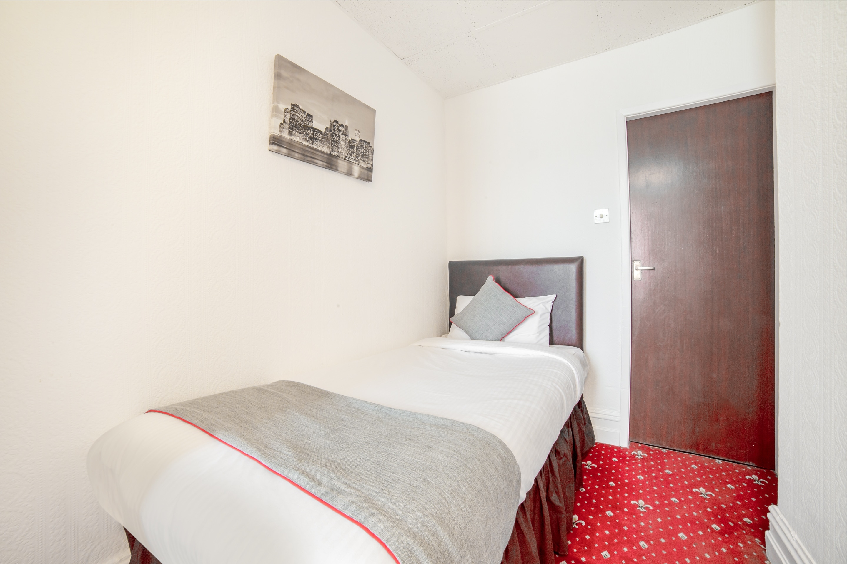 OYO The Golden Cheval Hotel & Shisha Bar - Tap to explore photos