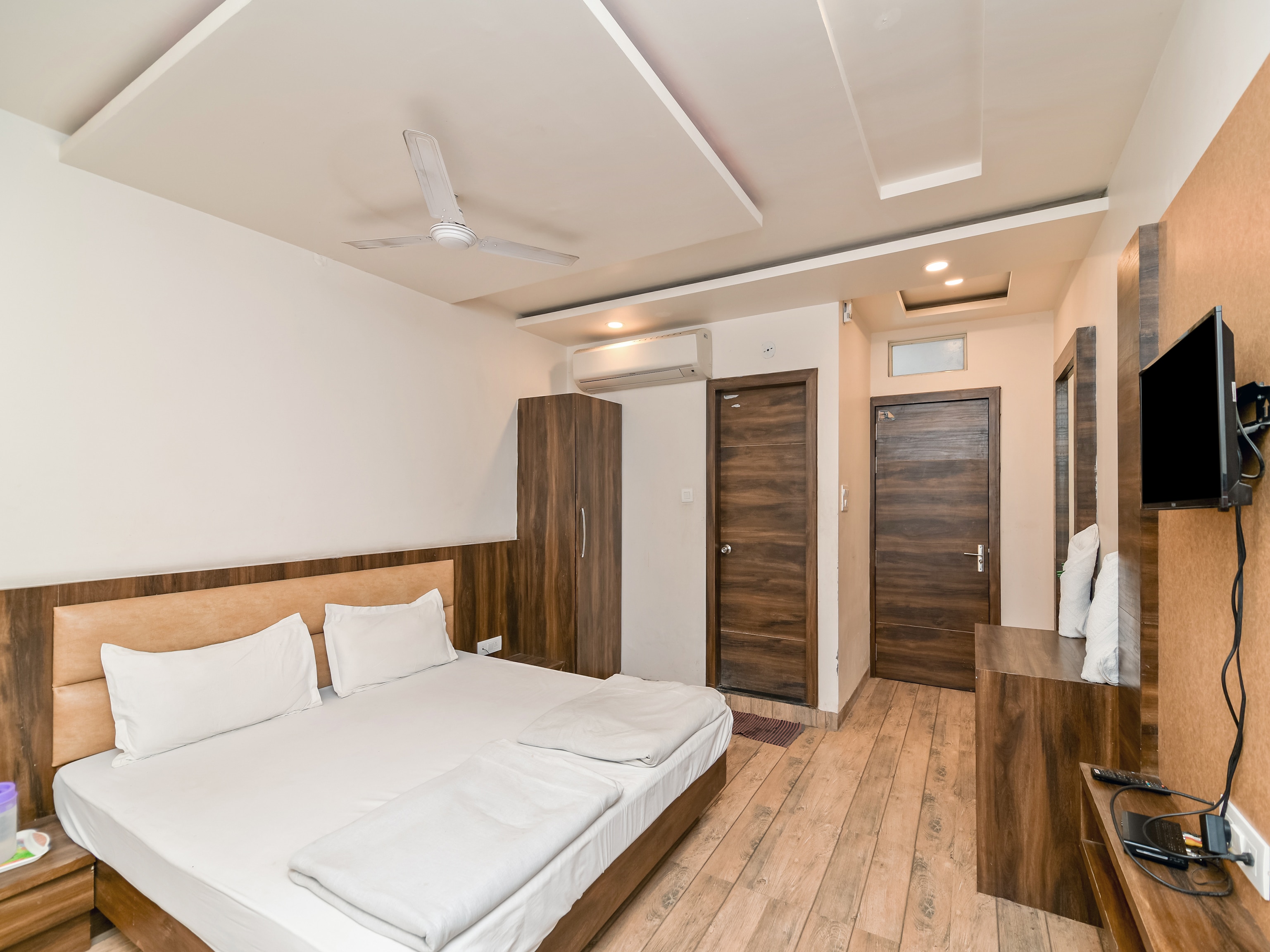 Hotel Shri Vardhan - Tap to explore photos