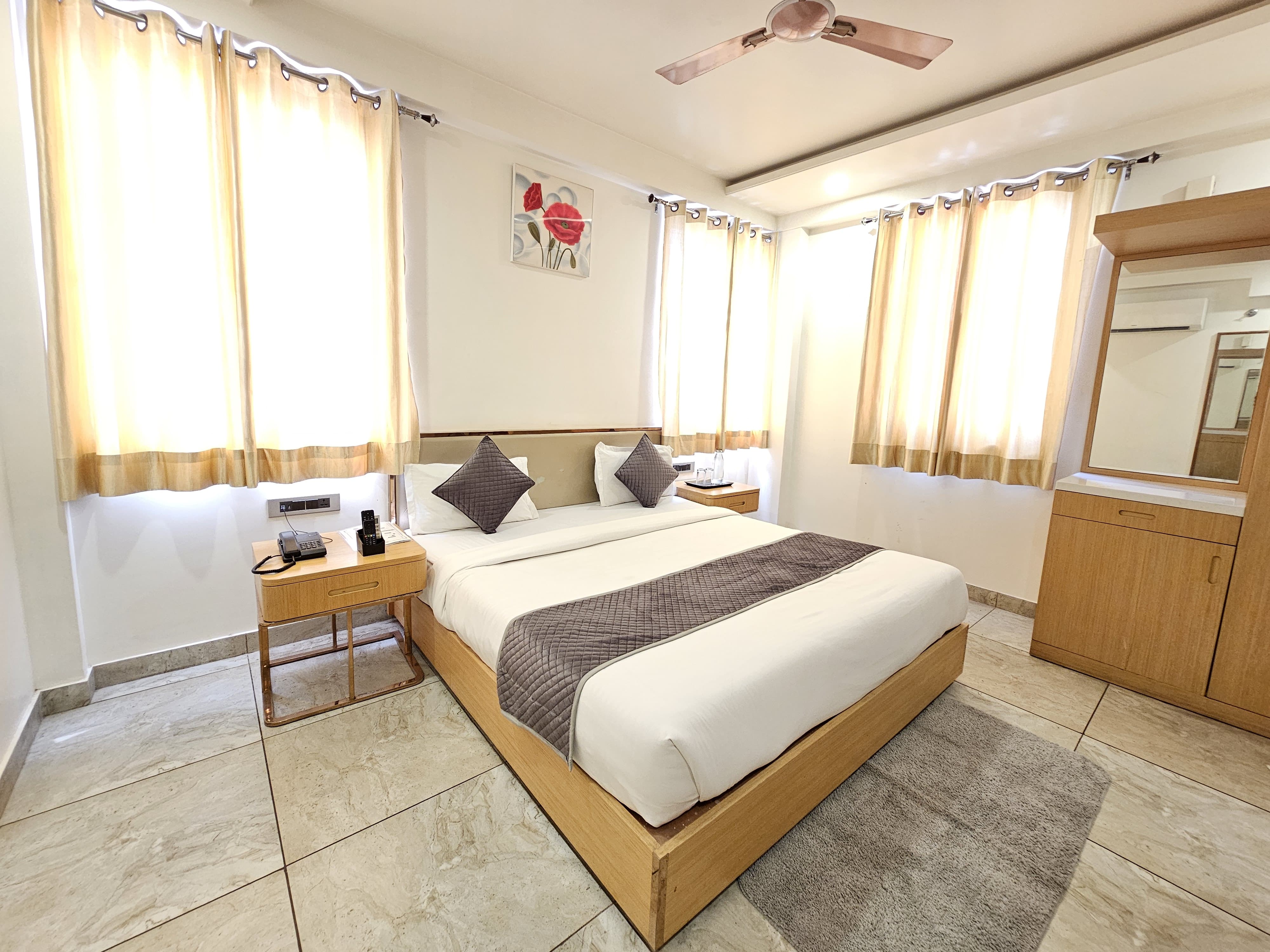 Hotel Polovictory INN- Private Parking Inside Hotel - Tap to explore photos
