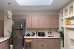 Somewhere in Jaipur, Spacious 2BHK w skylight terrace behind airport, Jaipur