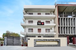 Hotel O Noida 86 retreat, Noida