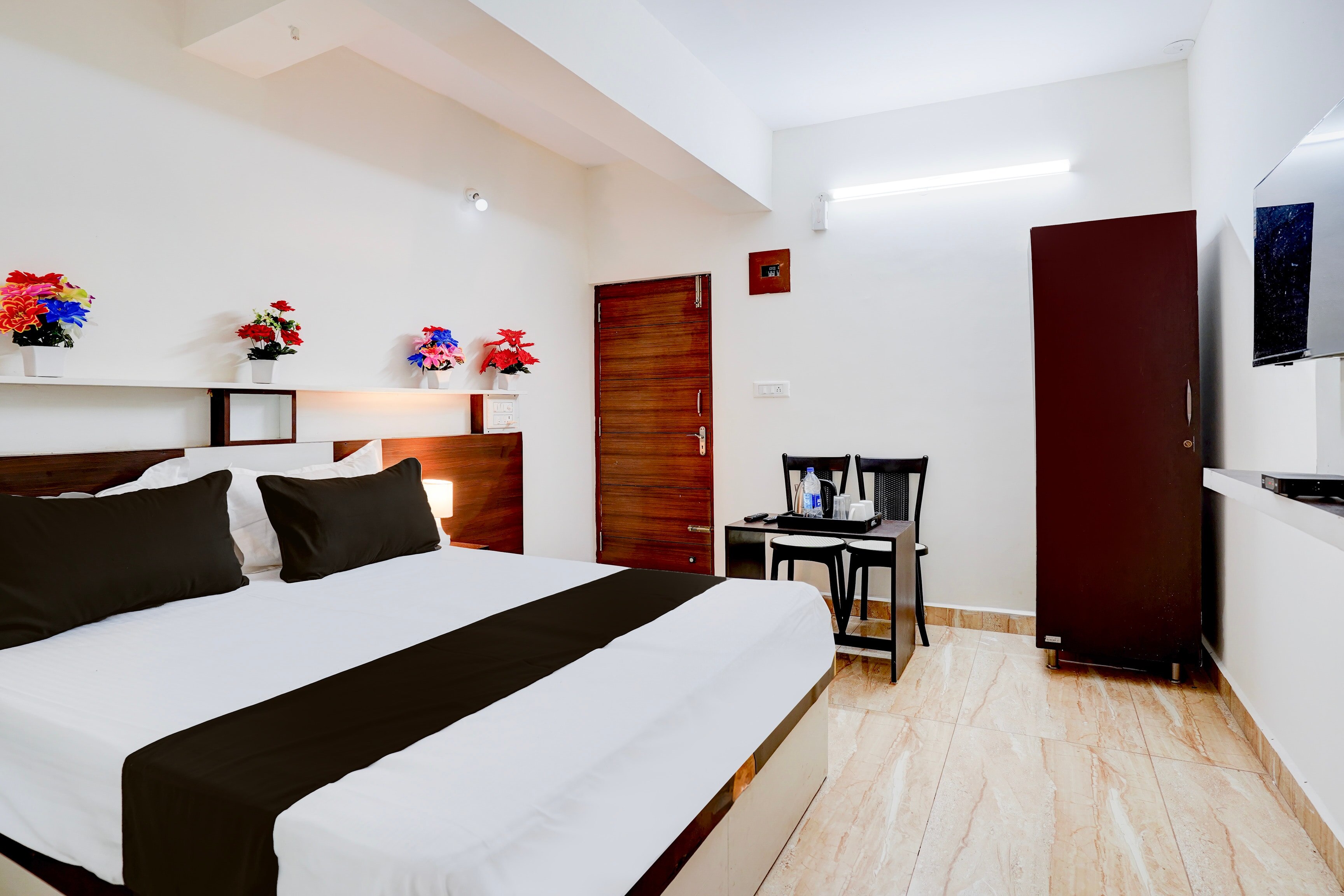 Super Hotel O SGR Palace - Tap to explore photos