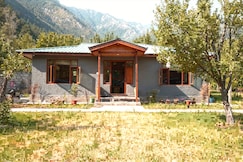 Naggar Studio- 3BHK Homestay by Homeyhuts, Kasol