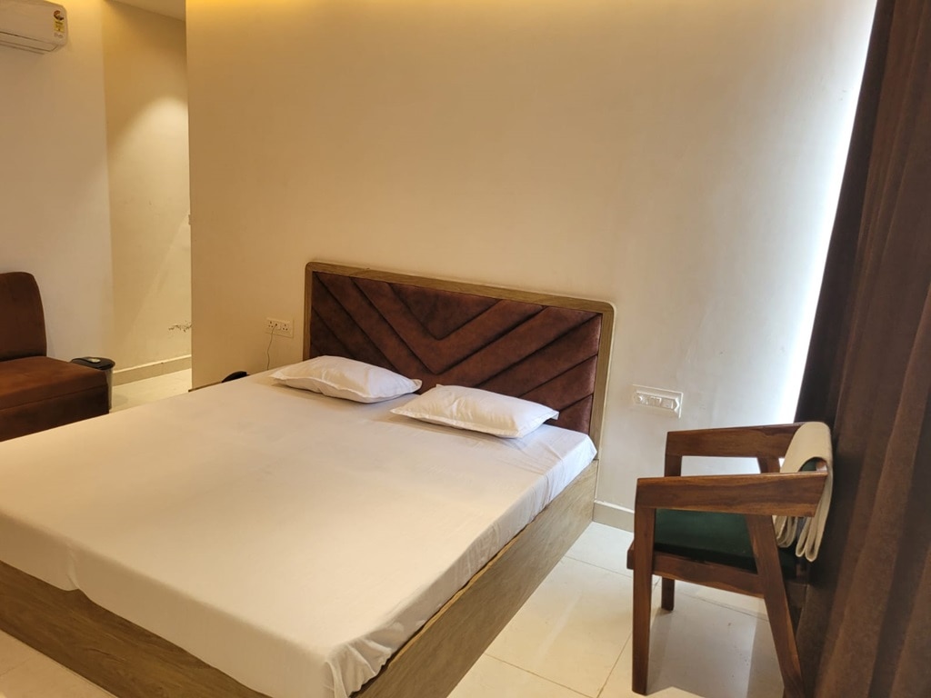 Hotel Royal Vilas, Bharatpur - Tap to explore photos