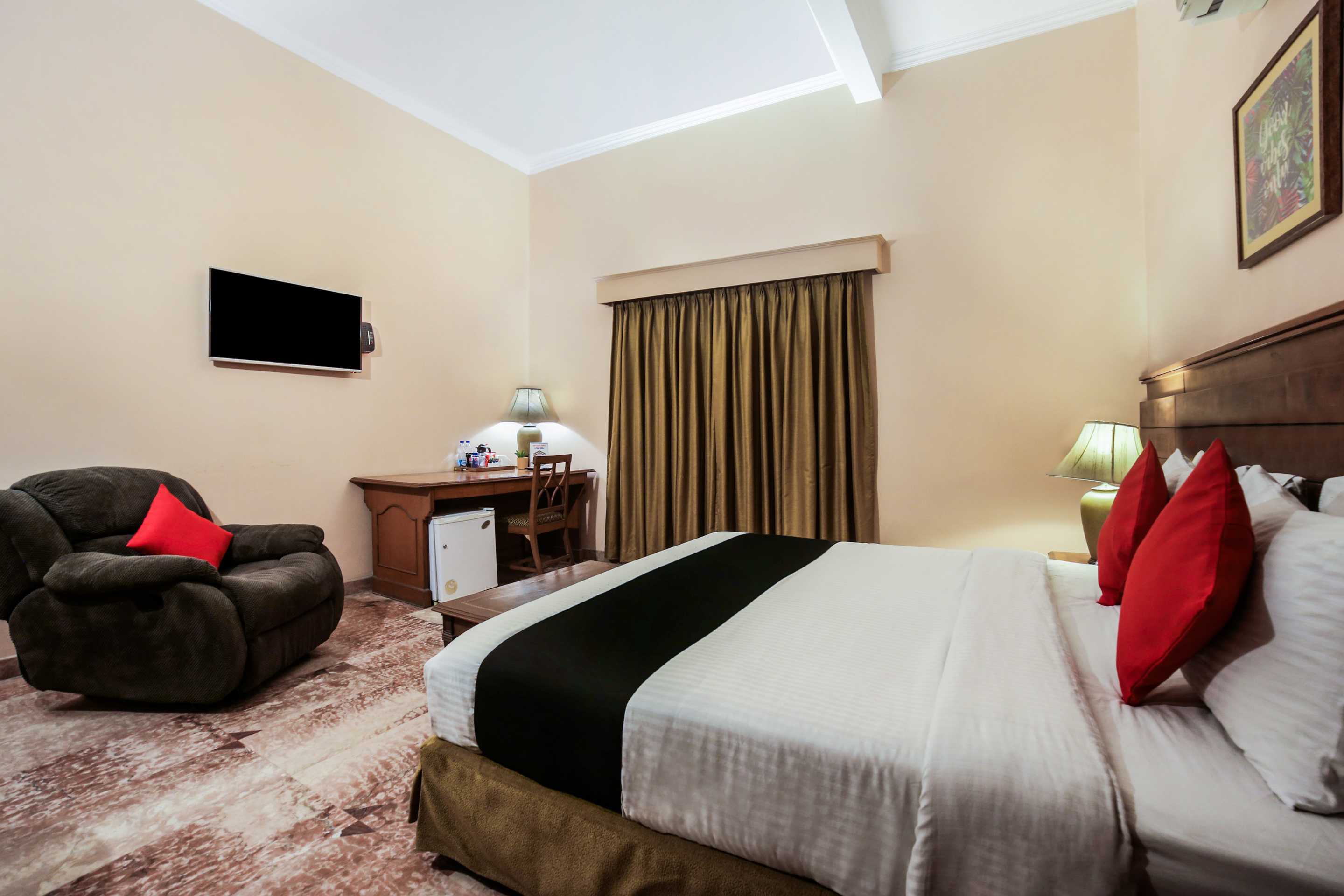 Townhouse Oak - Dayal - Lodge - A Boutique Hotel - Tap to explore photos