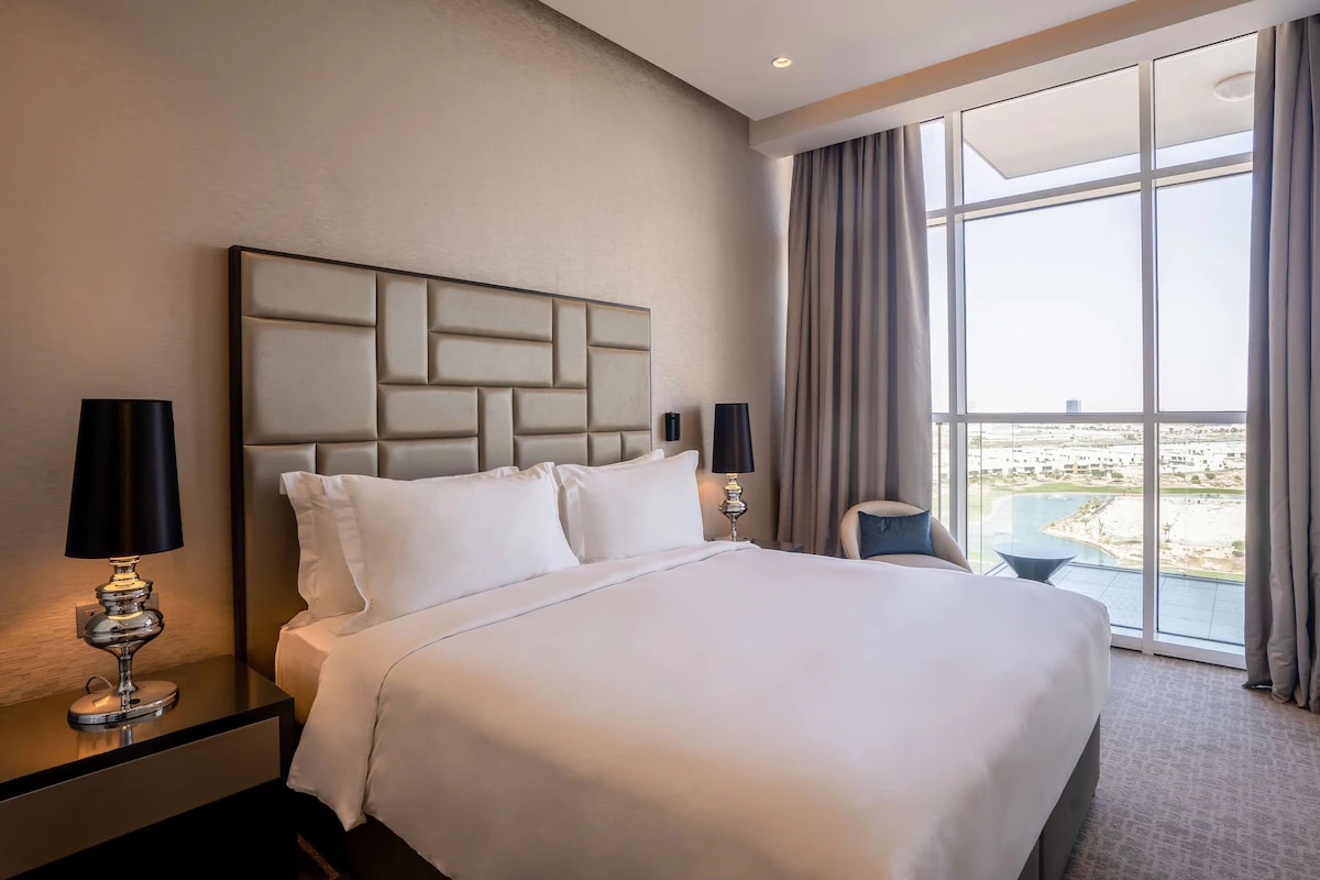 DoubleTree by Hilton Toronto Airport - Tap to explore photos