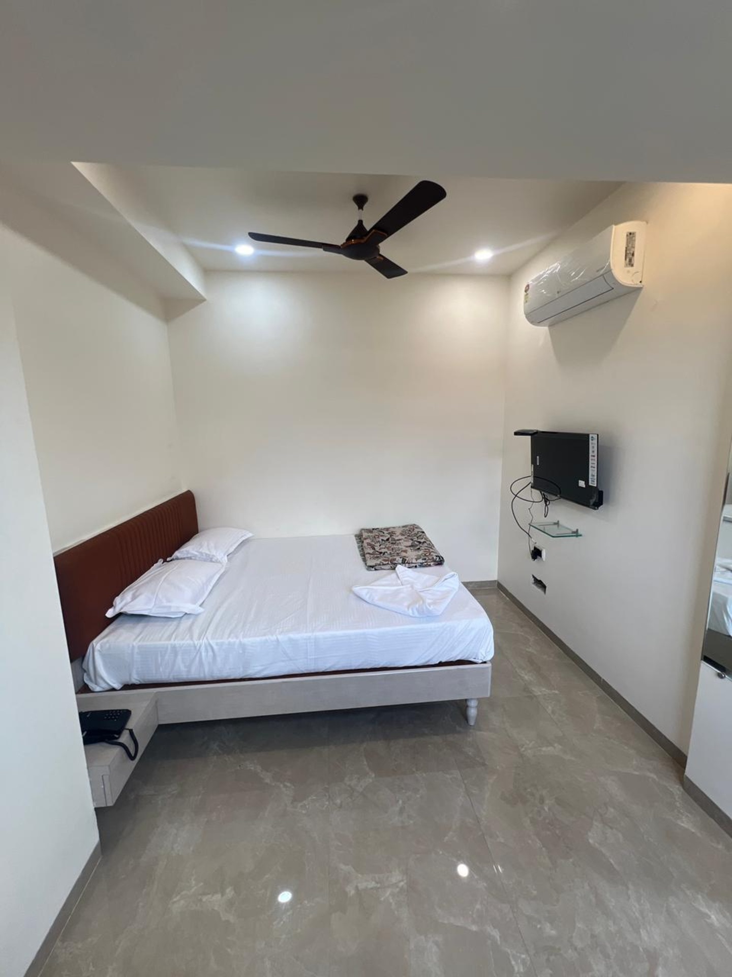 Hotel Radhika Lodging 2