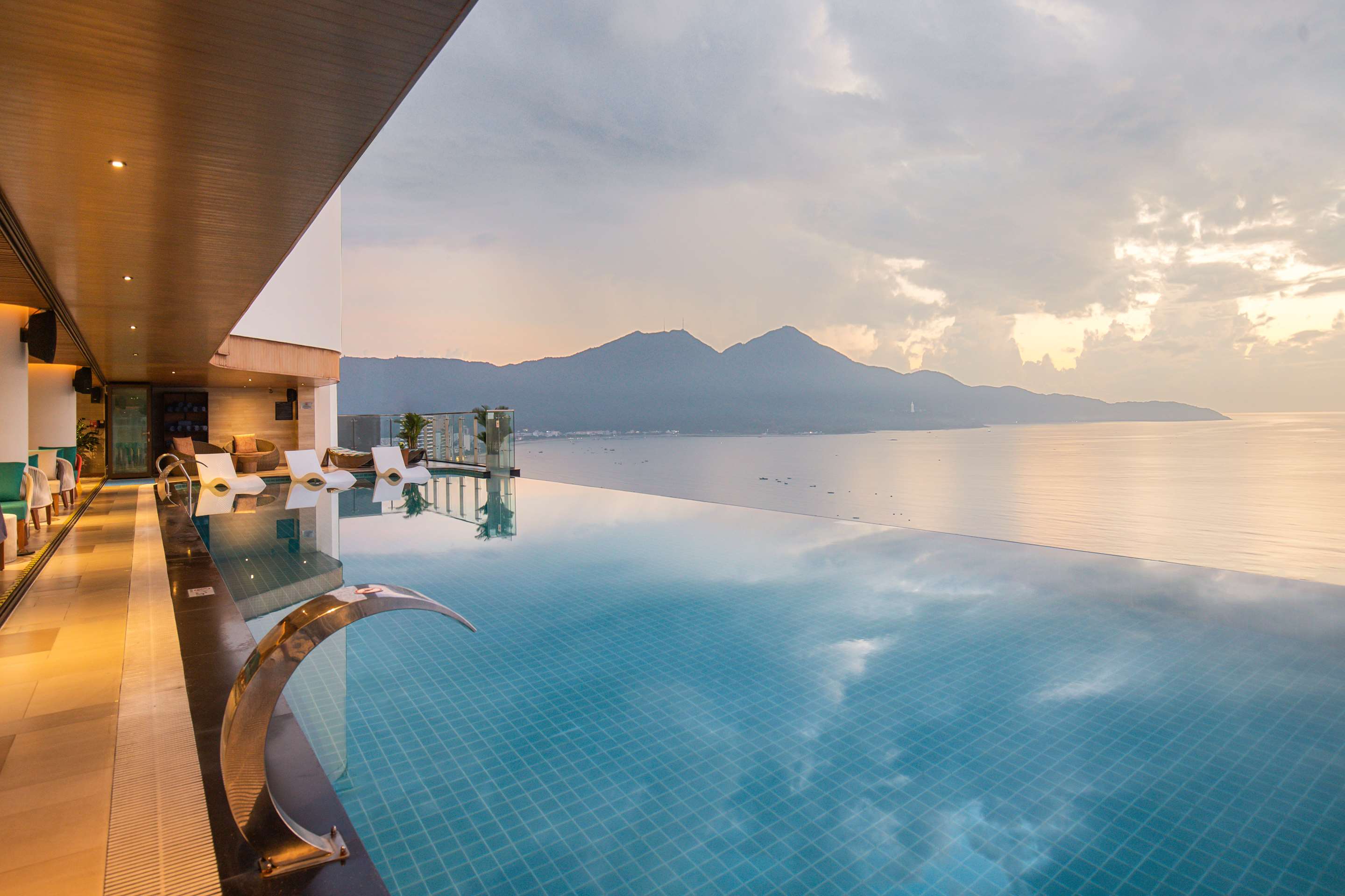 Radisson Hotel Danang - Tap to explore photos