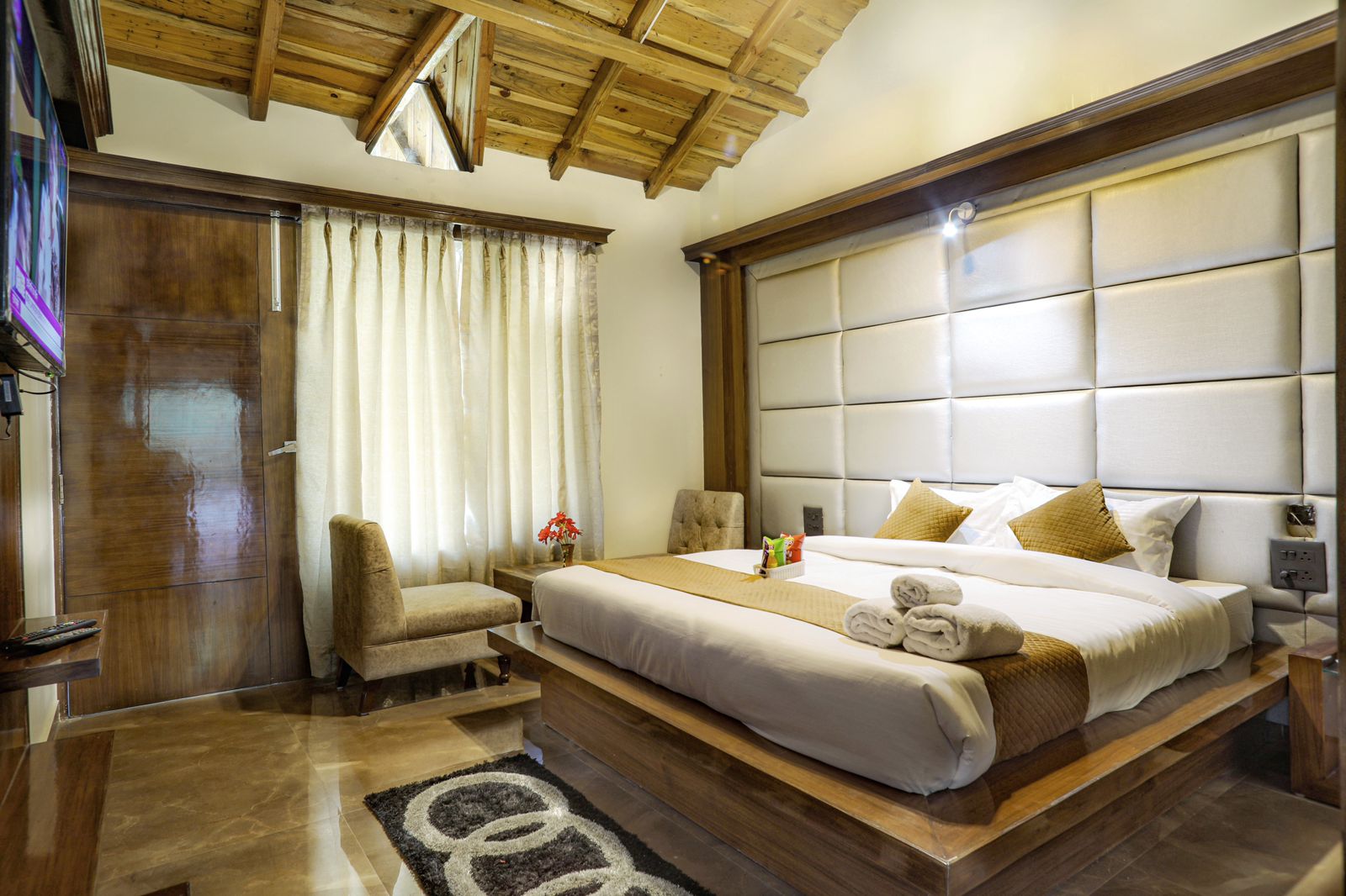 Hotel VinSober Monal(10 Min Drive to Kainchi Dham) - Tap to explore photos