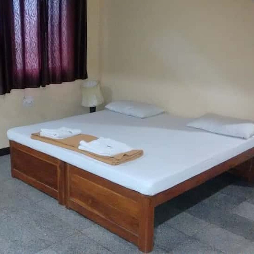 hariS hotel seawood - Tap to explore photos