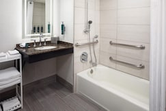 Hilton Arlington, Erath