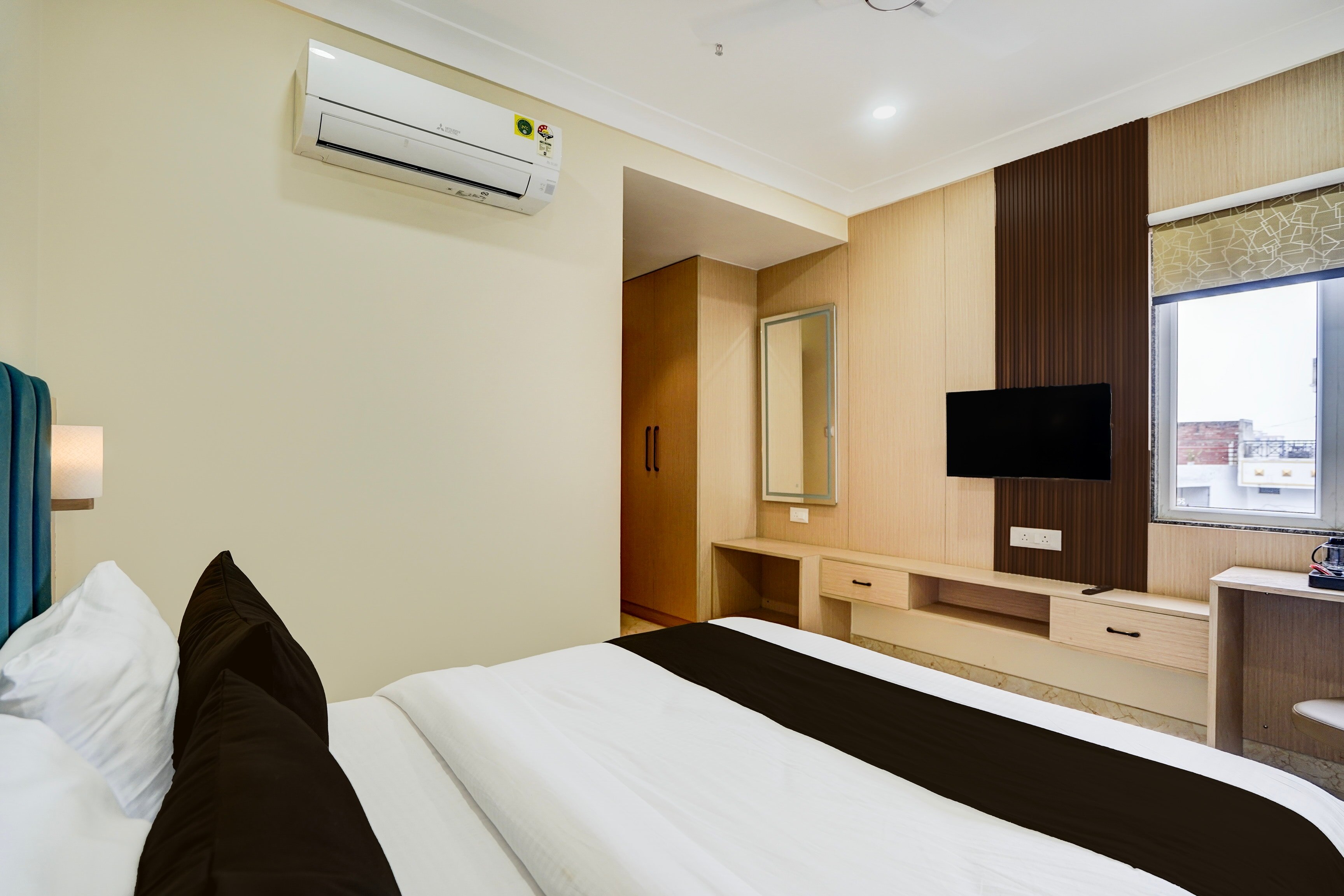 Townhouse Oak Banaras Central Railway Junction Formerly Sri Hari Inn - Tap to explore photos