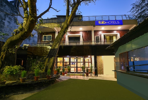 FabHotel Under Bridge - Near Nizamuddin Railway Station